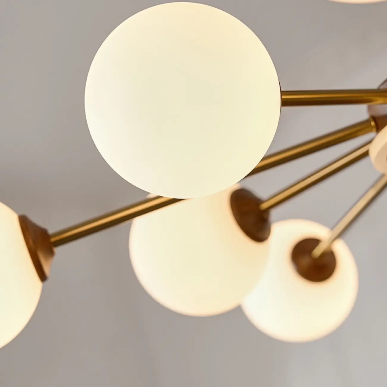 Lustre moderne en verre doré à structure linéaire sphérique