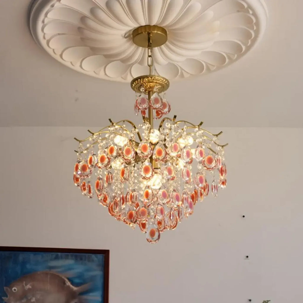 Lustre en cristal doré orné de perles et au design moderne et élégant