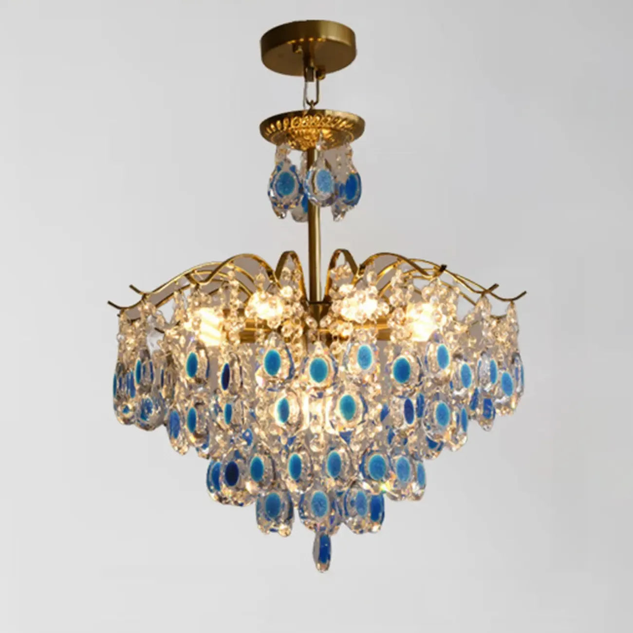 Lustre en cristal doré orné de perles et au design moderne et élégant