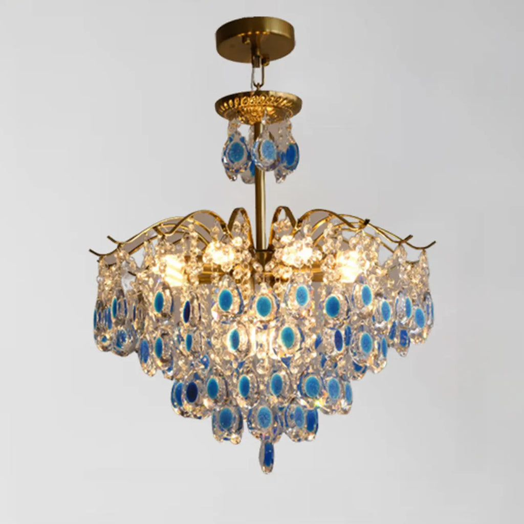 Lustre en cristal doré orné de perles et au design moderne et élégant