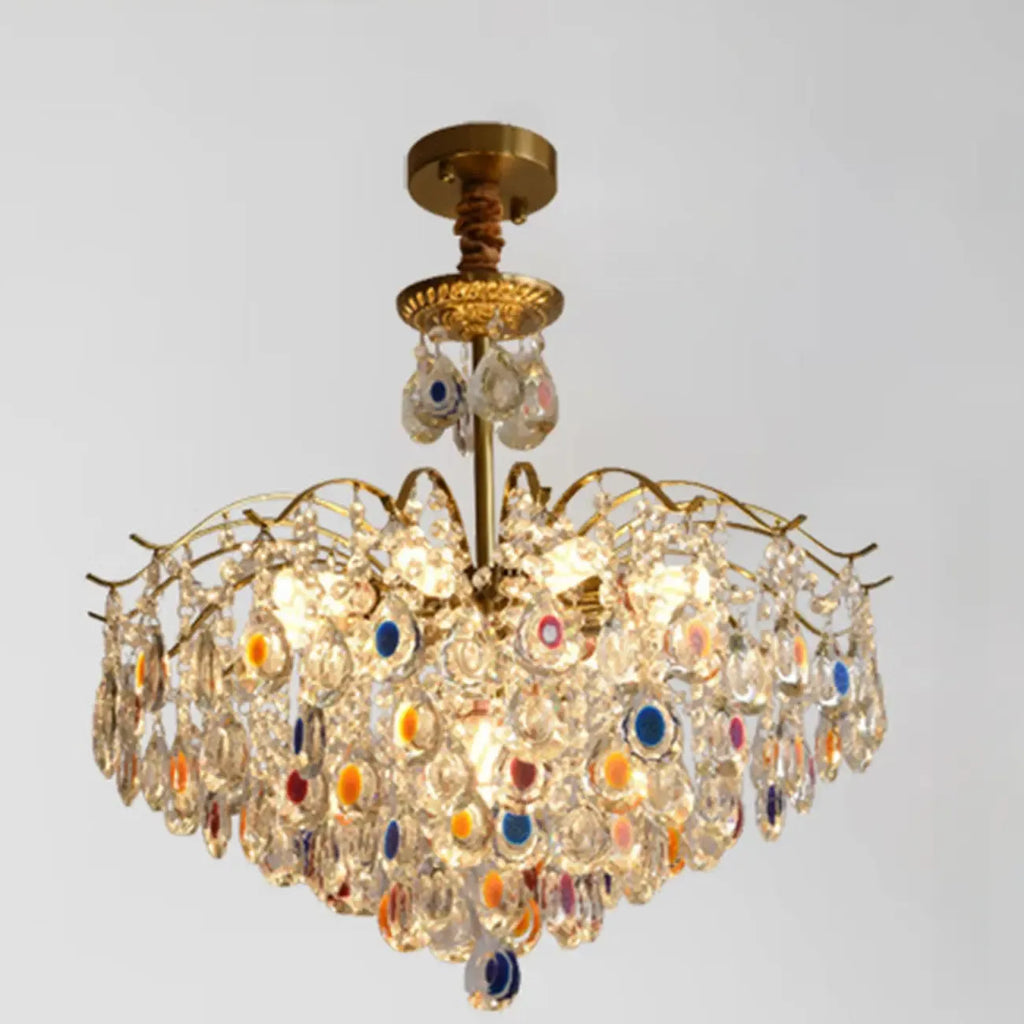 Lustre en cristal doré orné de perles et au design moderne et élégant