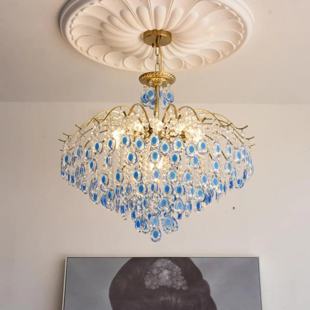 Lustre en cristal doré orné de perles et au design moderne et élégant