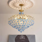 Lustre en cristal doré orné de perles et au design moderne et élégant