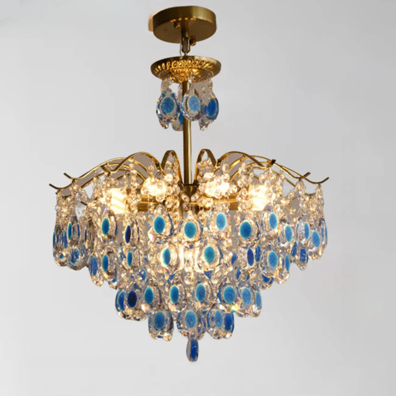 Lustre en cristal doré orné de perles et au design moderne et élégant