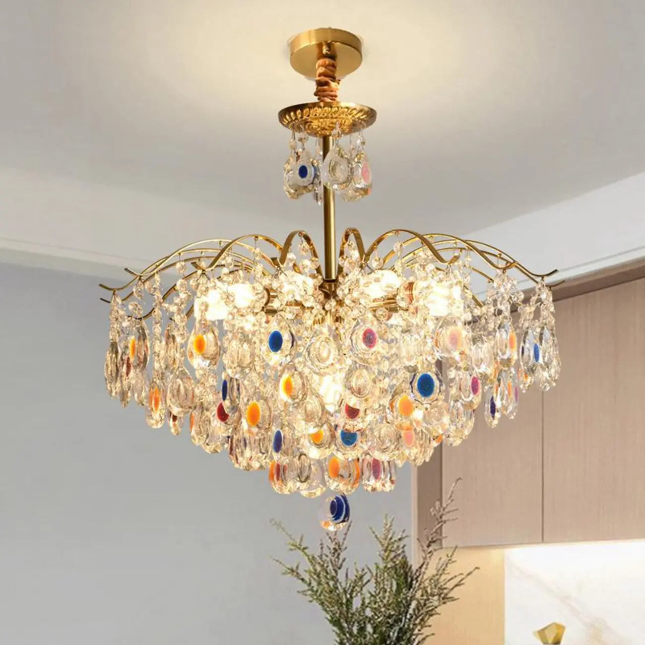 Lustre en cristal doré orné de perles et au design moderne et élégant