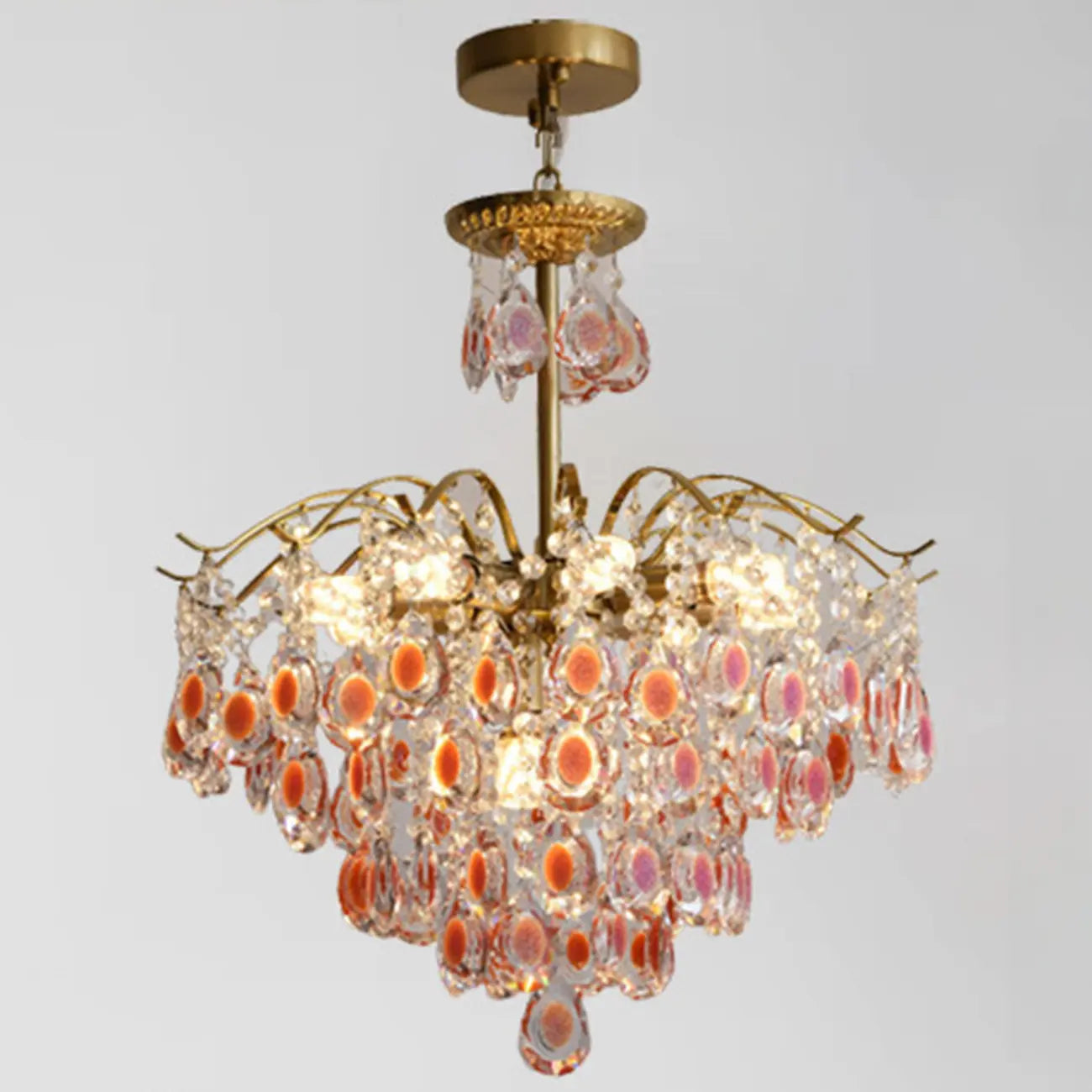 Lustre en cristal doré orné de perles et au design moderne et élégant