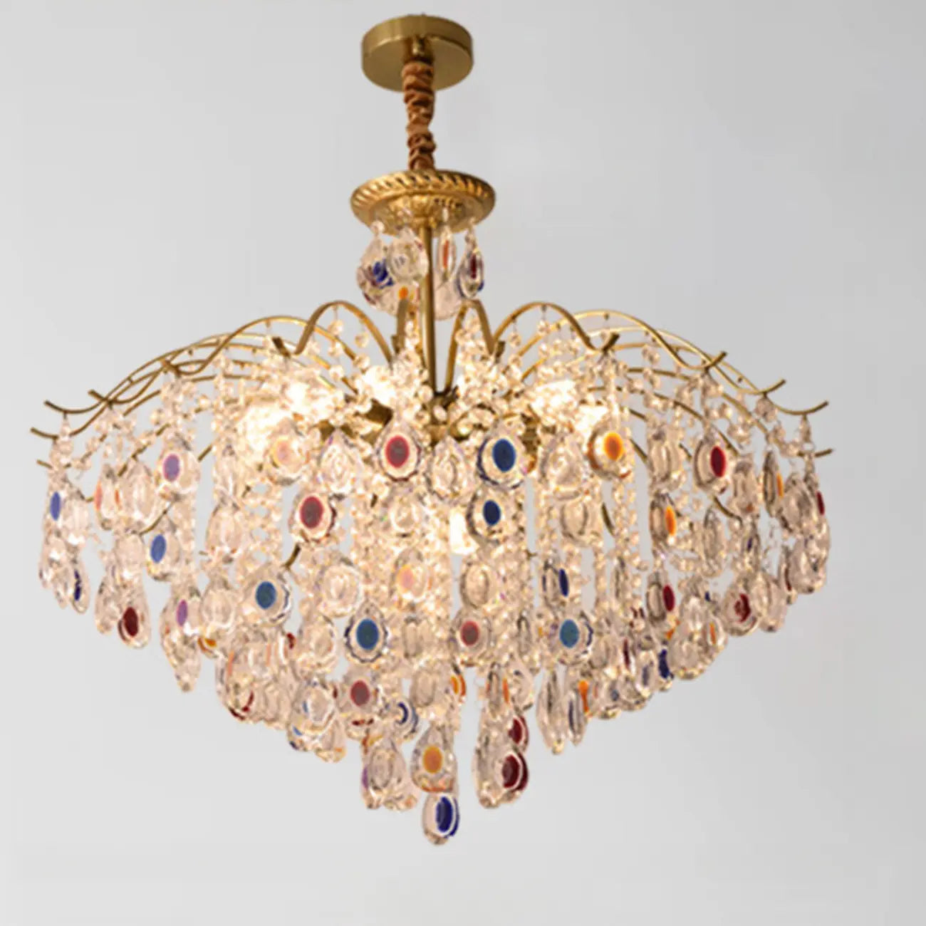 Lustre en cristal doré orné de perles et au design moderne et élégant