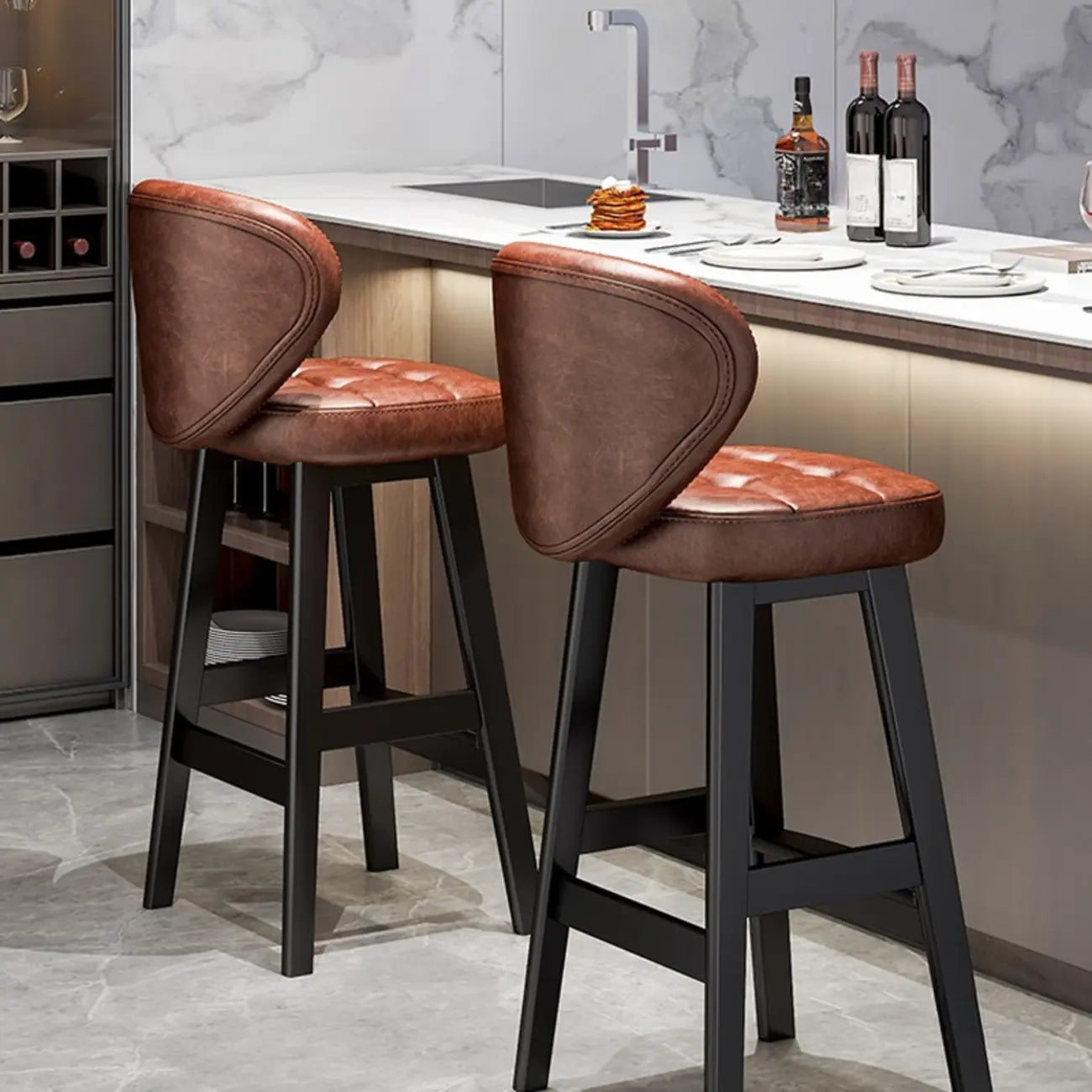 Tabourets de bar décontractés en cuir brut couleur cognac, avec dossier quadrilatéral, assise et repose-jambes.