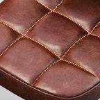 Tabourets de bar décontractés en cuir brut couleur cognac, avec dossier quadrilatéral, assise et repose-jambes.