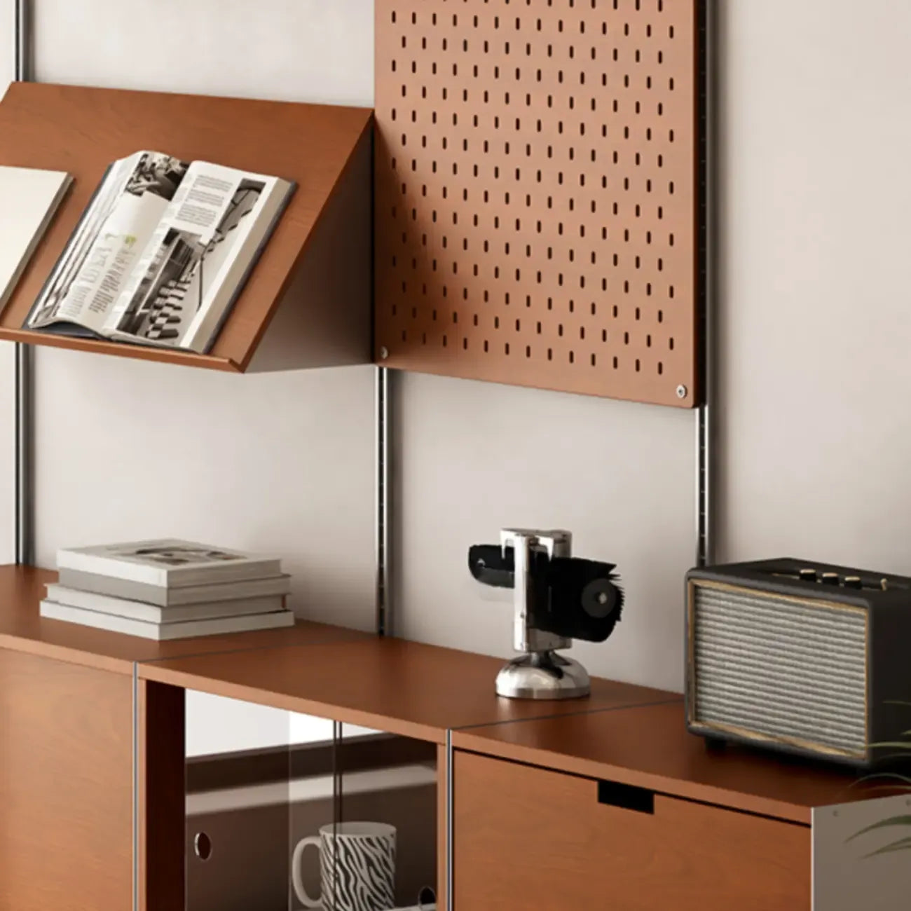 Système d'étagères murales modulaires de style moderne du milieu du siècle, bibliothèque en noyer avec panneau perforé