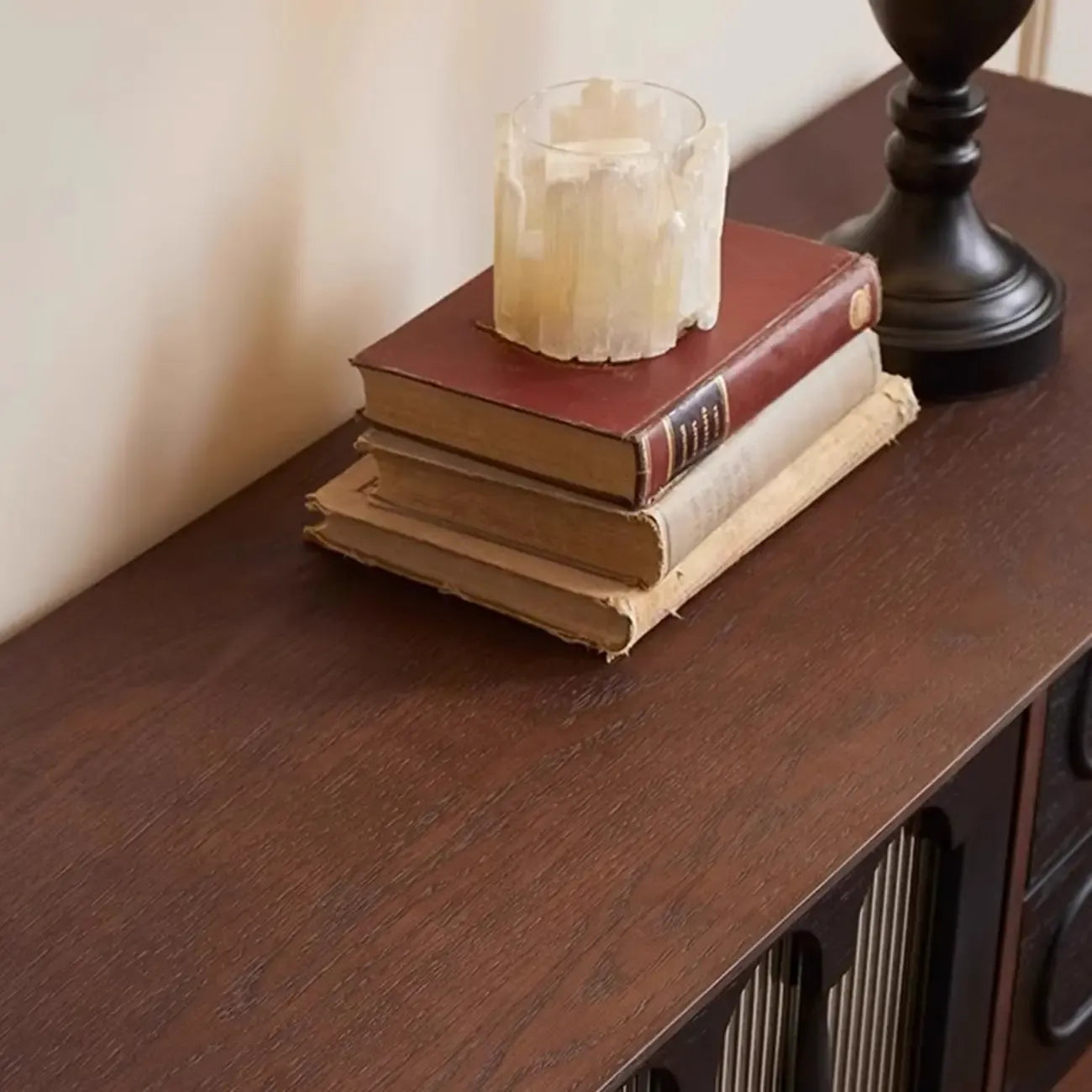 Meuble TV Art Déco en bois avec tiroirs et gestion des câbles