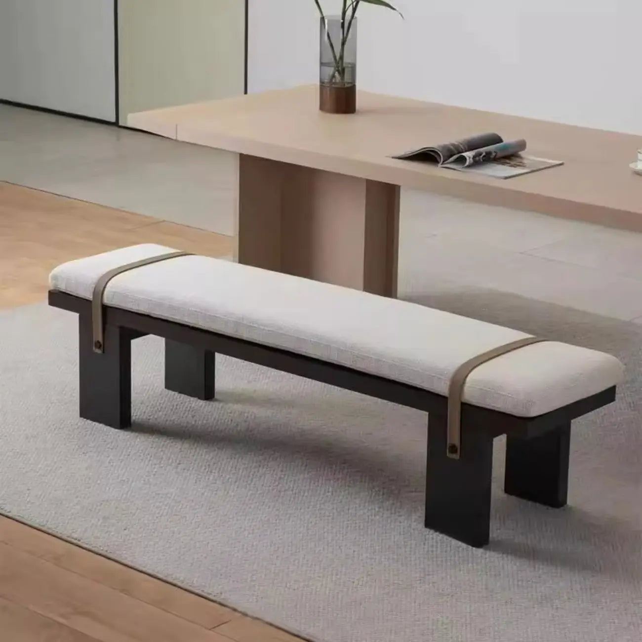 Banc de chambre moderne et élégant, recouvert de tissu