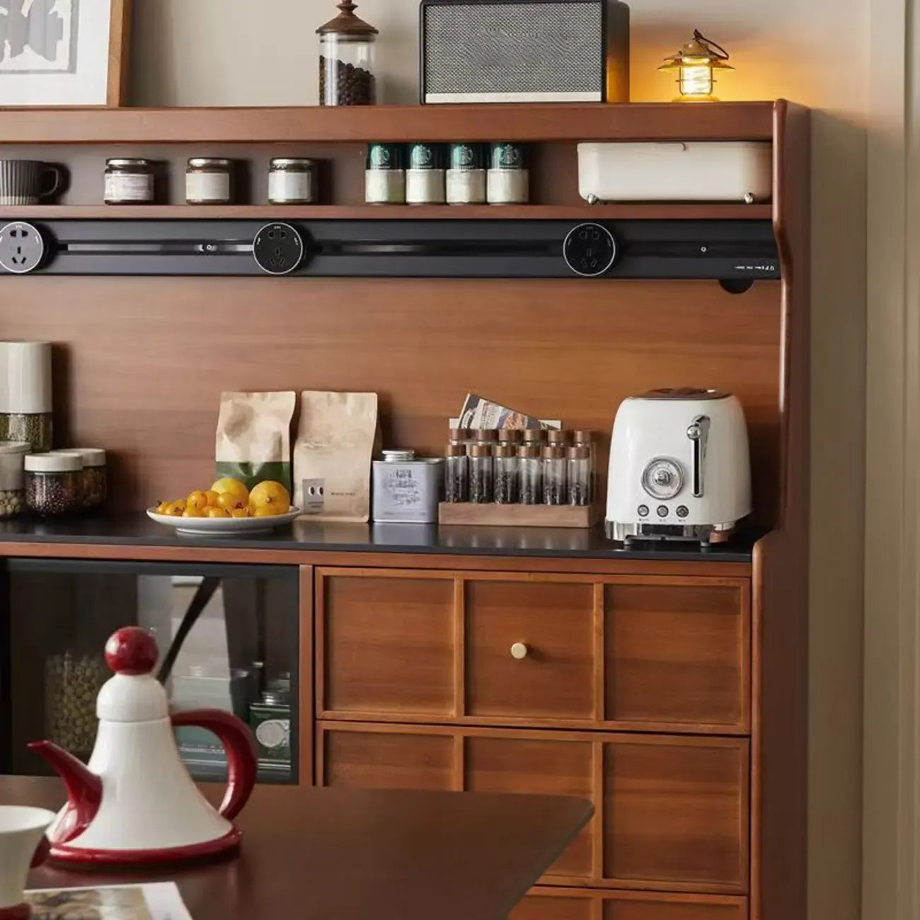 Buffet moderne en bois couleur expresso avec plateau en pierre