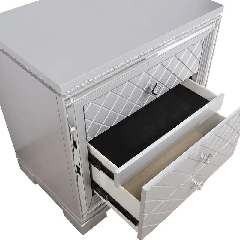 Ensemble de chambre à coucher Seleena Glam Silver Wood 5 pièces avec panneaux capitonnés et port USB par Furniture of America