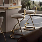 Tabouret de bar luxueux avec structure en métal doré et élégant cuir beige