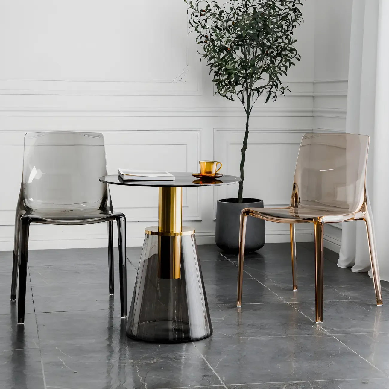Sedia da pranzo ambra in acrilico senza braccioli e con schienale basso
