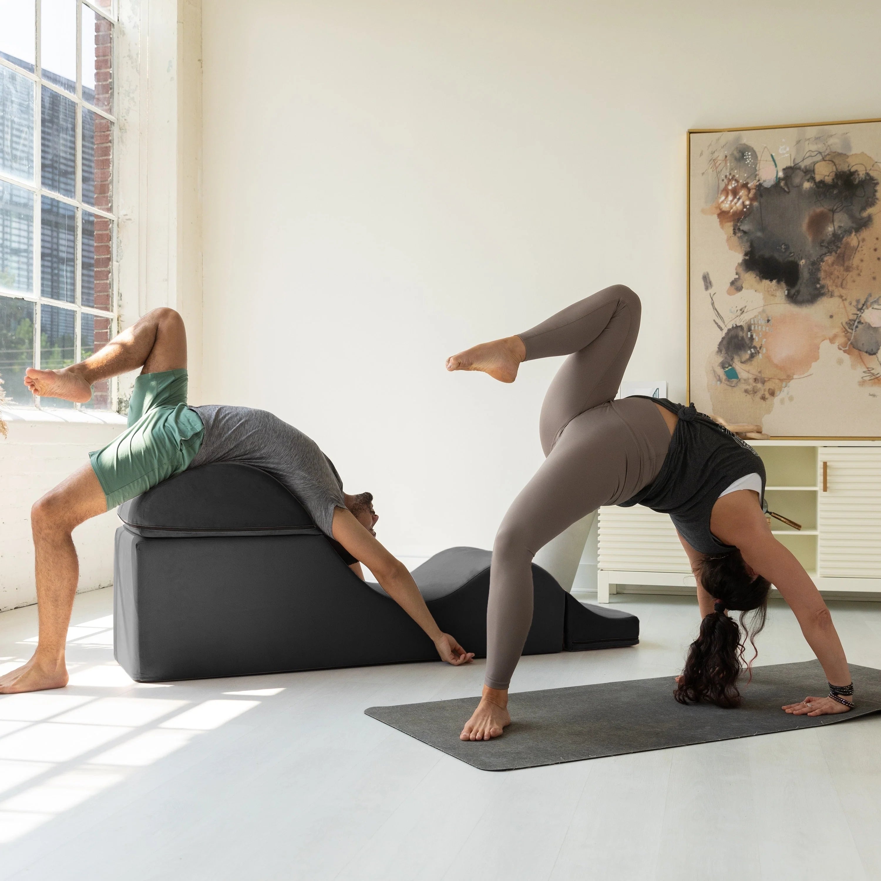 Chaise longue convertible Avana Kami / Yoga et massage - Pouf 2 en 1 avec fauteuil de yoga dépliable dissimulé, Microvelours - Non disponible