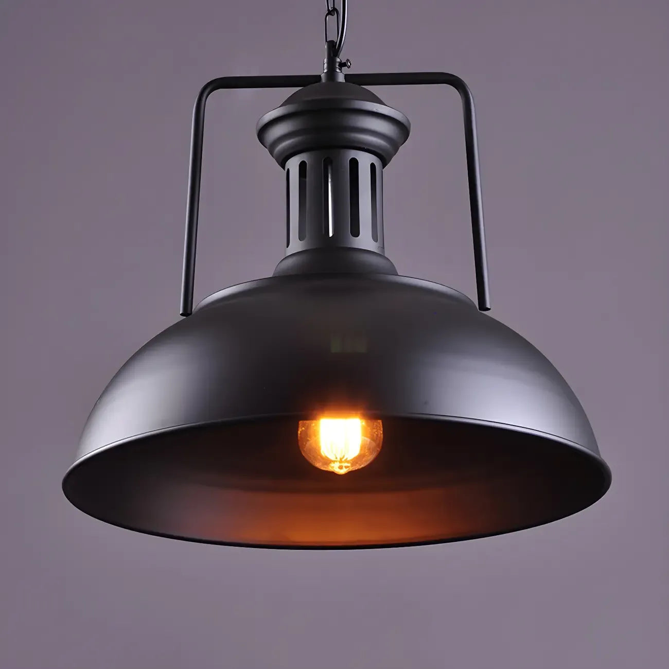 Suspension industrielle noire en forme de dôme pour îlot de cuisine