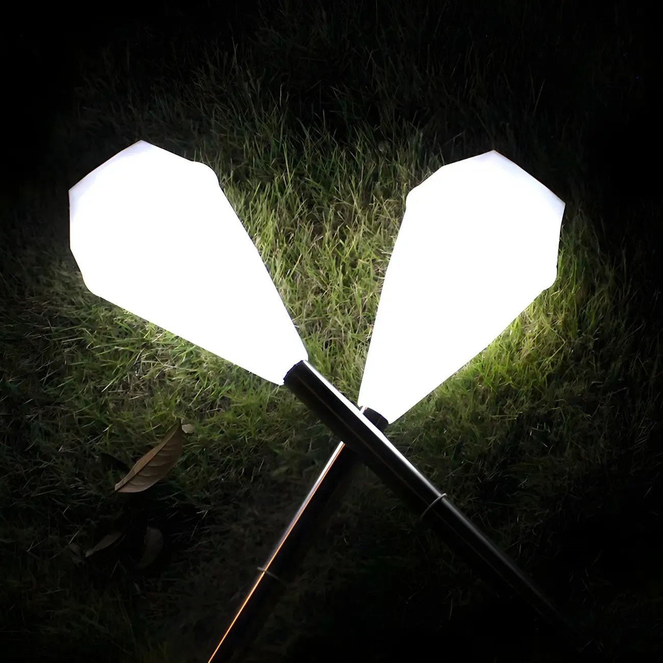 Élégantes lampes solaires LED blanches en forme de diamant pour allées de jardin