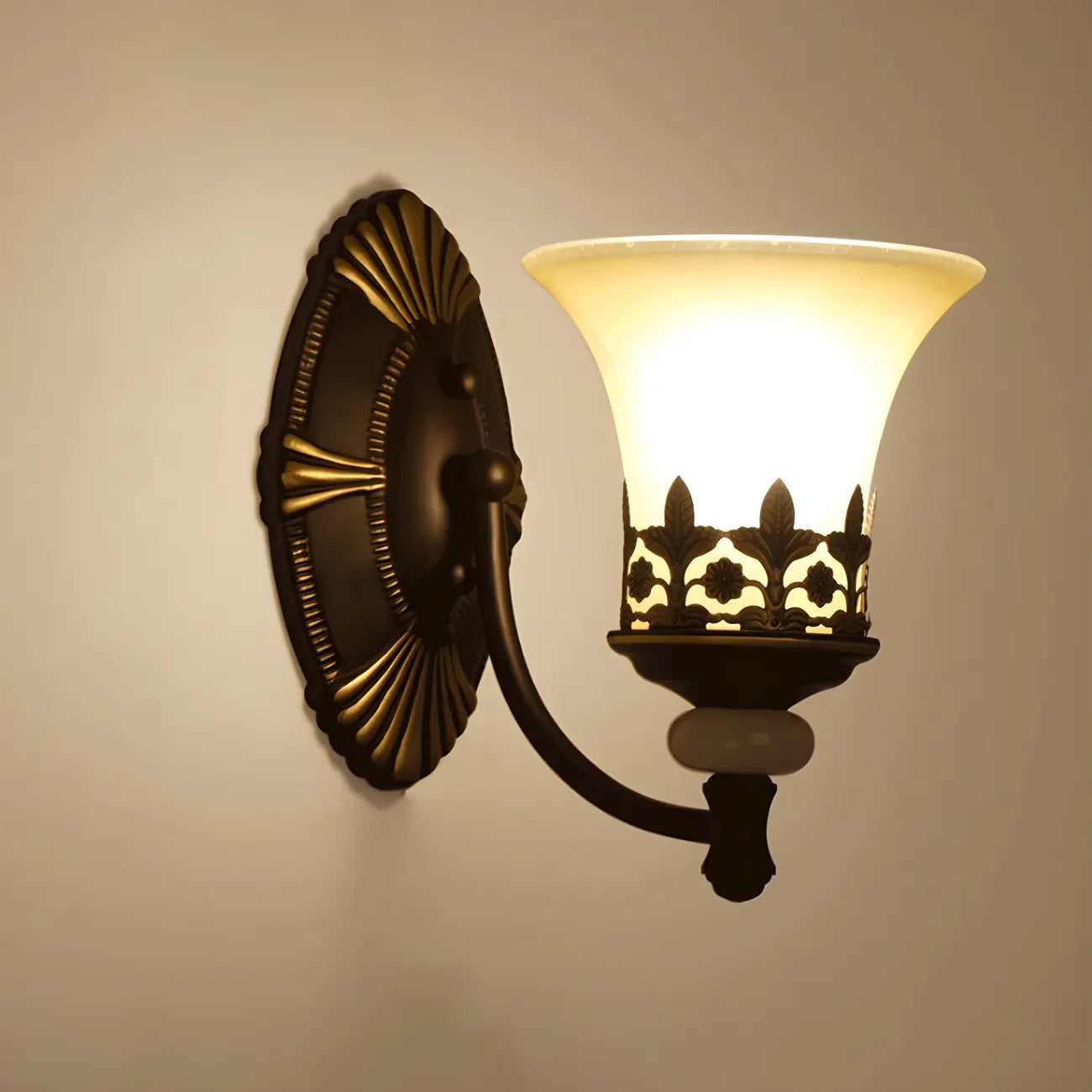 Applique murale rétro en verre évasé, métal brun foncé ajouré