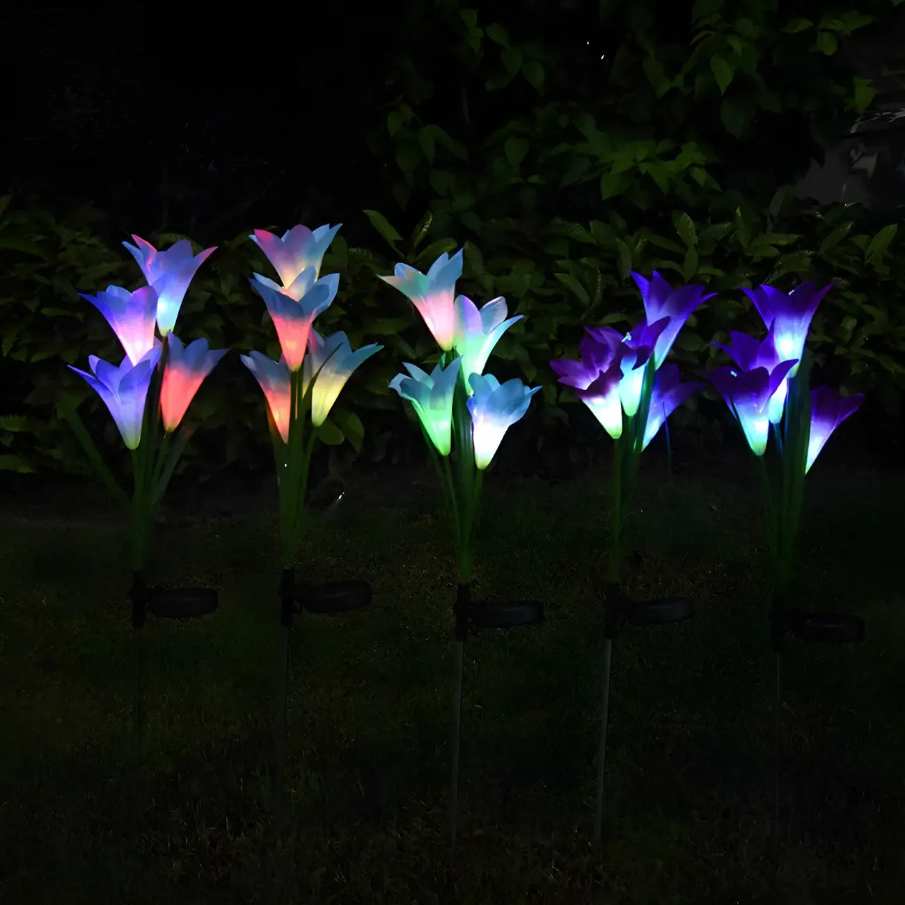 Éclairage solaire décoratif pour jardin avec lys artificiels