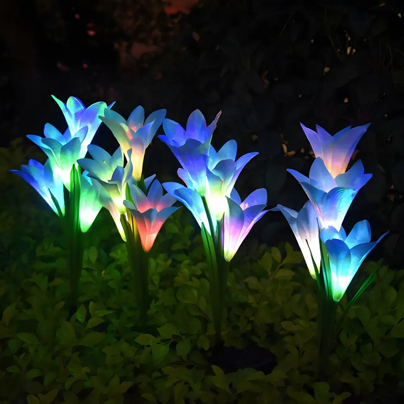 Éclairage solaire décoratif pour jardin avec lys artificiels