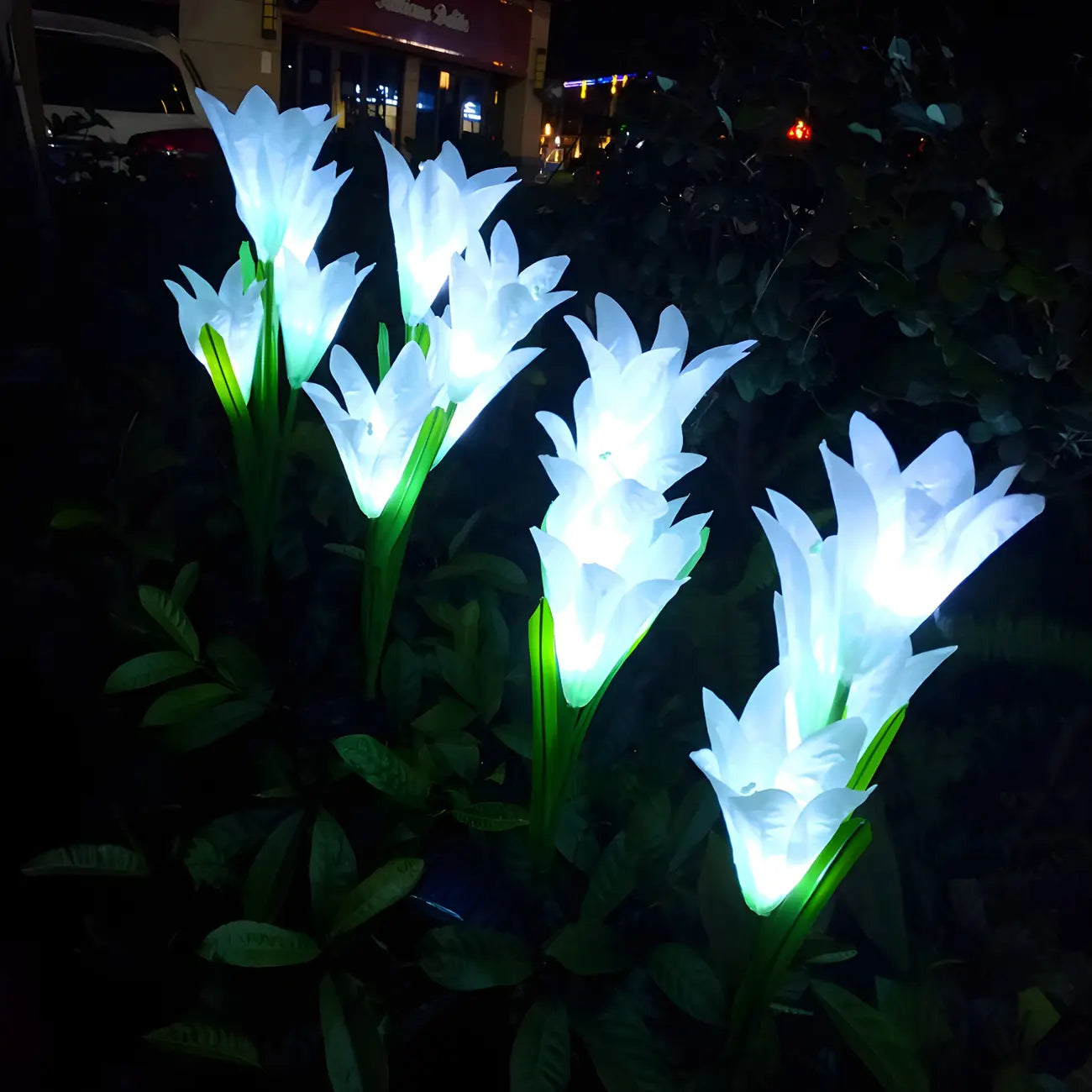 Éclairage solaire décoratif pour jardin avec lys artificiels