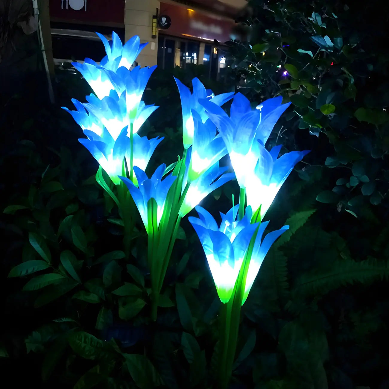 Éclairage solaire décoratif pour jardin avec lys artificiels