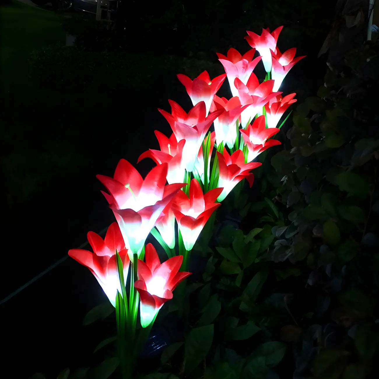 Éclairage solaire décoratif pour jardin avec lys artificiels