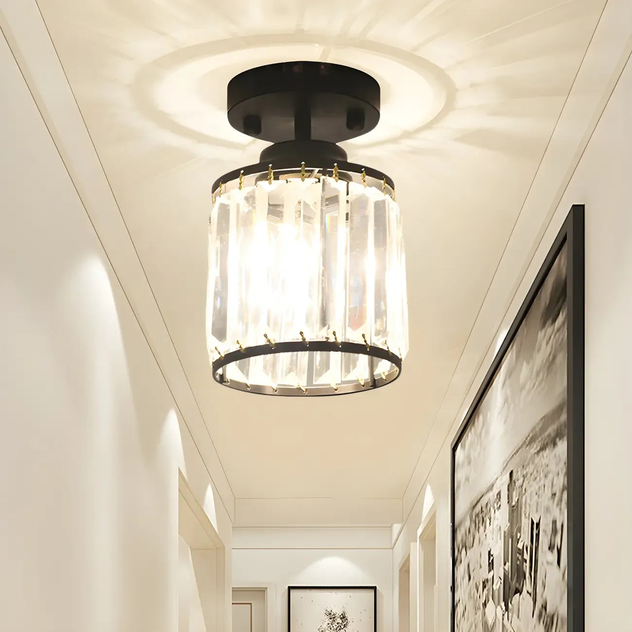 Plafonnier semi-encastré élégant en cristal clair, de forme cylindrique.