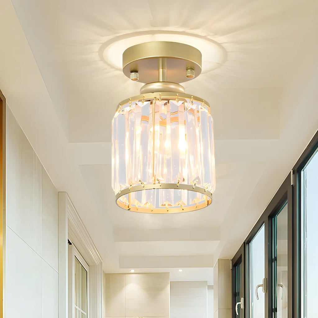 Plafonnier semi-encastré élégant en cristal clair, de forme cylindrique.