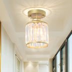 Plafonnier semi-encastré élégant en cristal clair, de forme cylindrique.