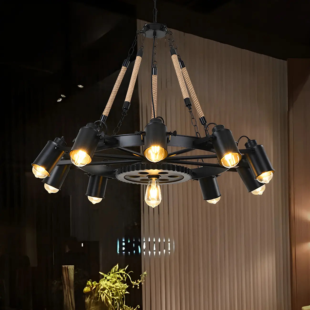 Lustre industriel à chaîne en fer noir en forme d'engrenage