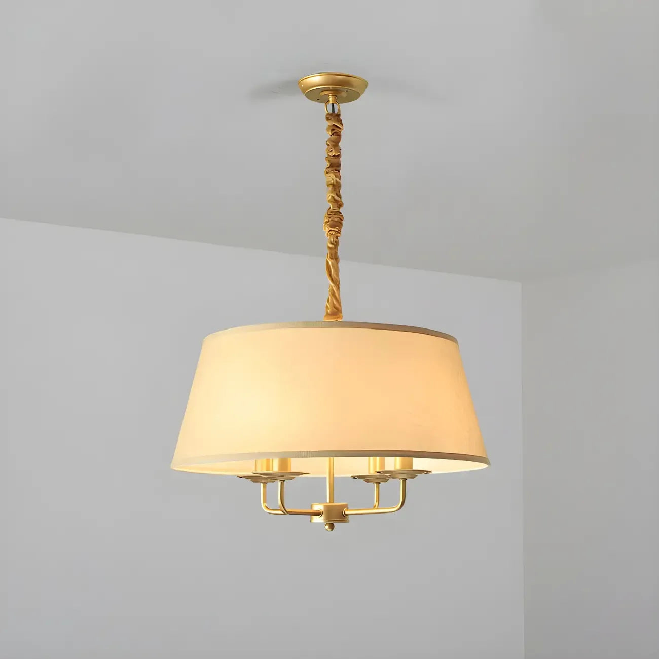 Lustre moderne chic en métal doré, structure tambour.