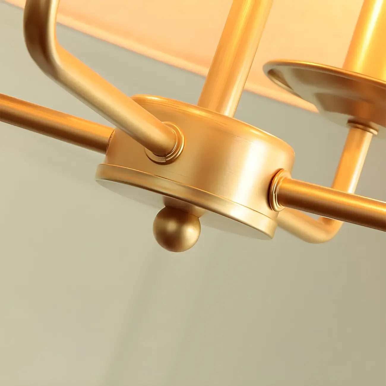 Lustre moderne chic en métal doré, structure tambour.