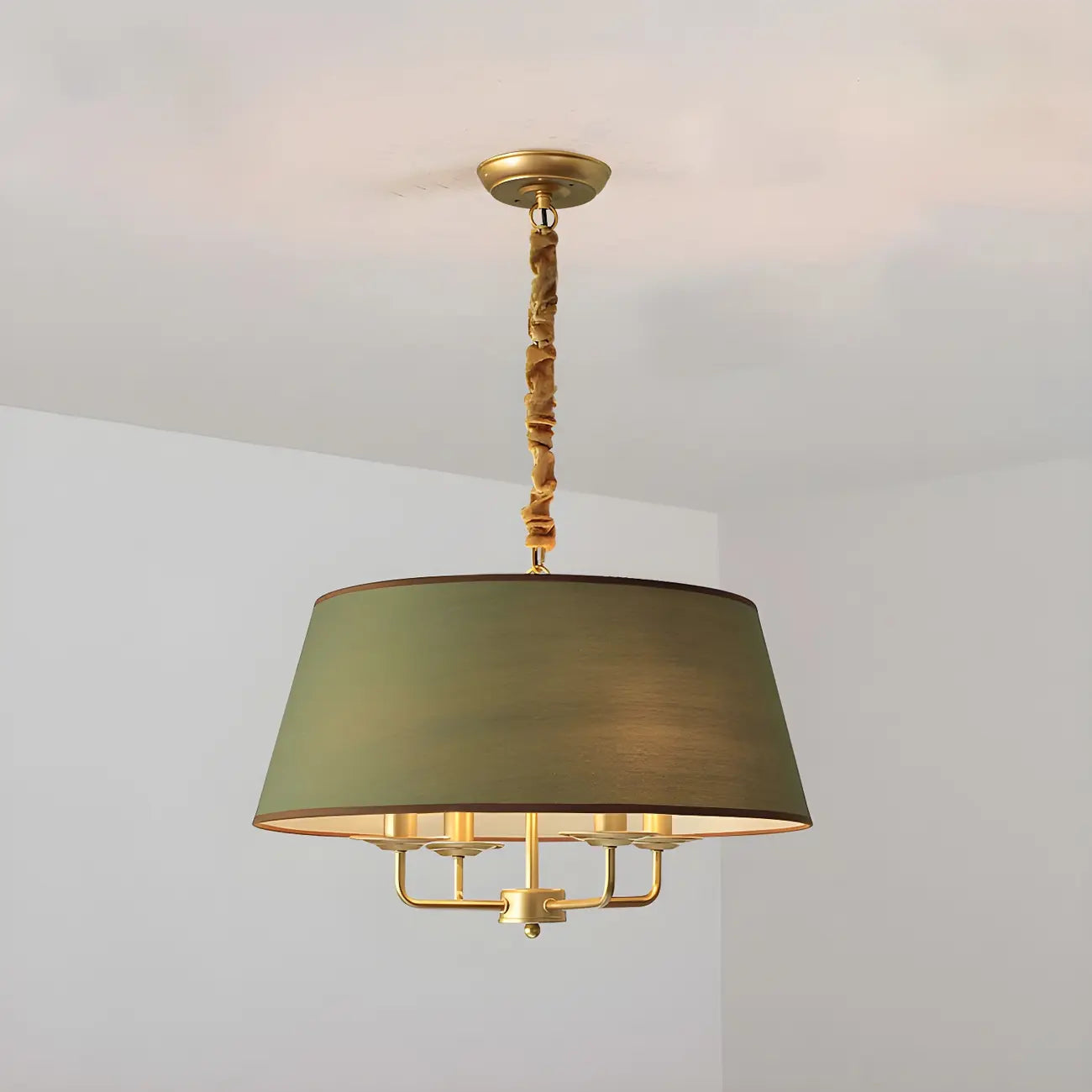 Lustre moderne chic en métal doré, structure tambour.