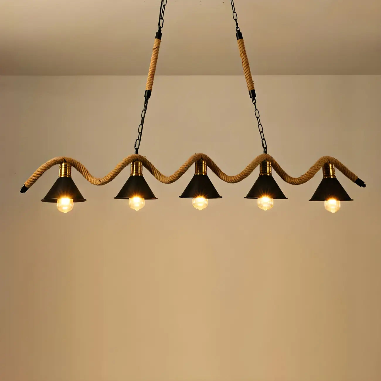 Suspension industrielle en métal et corde de chanvre