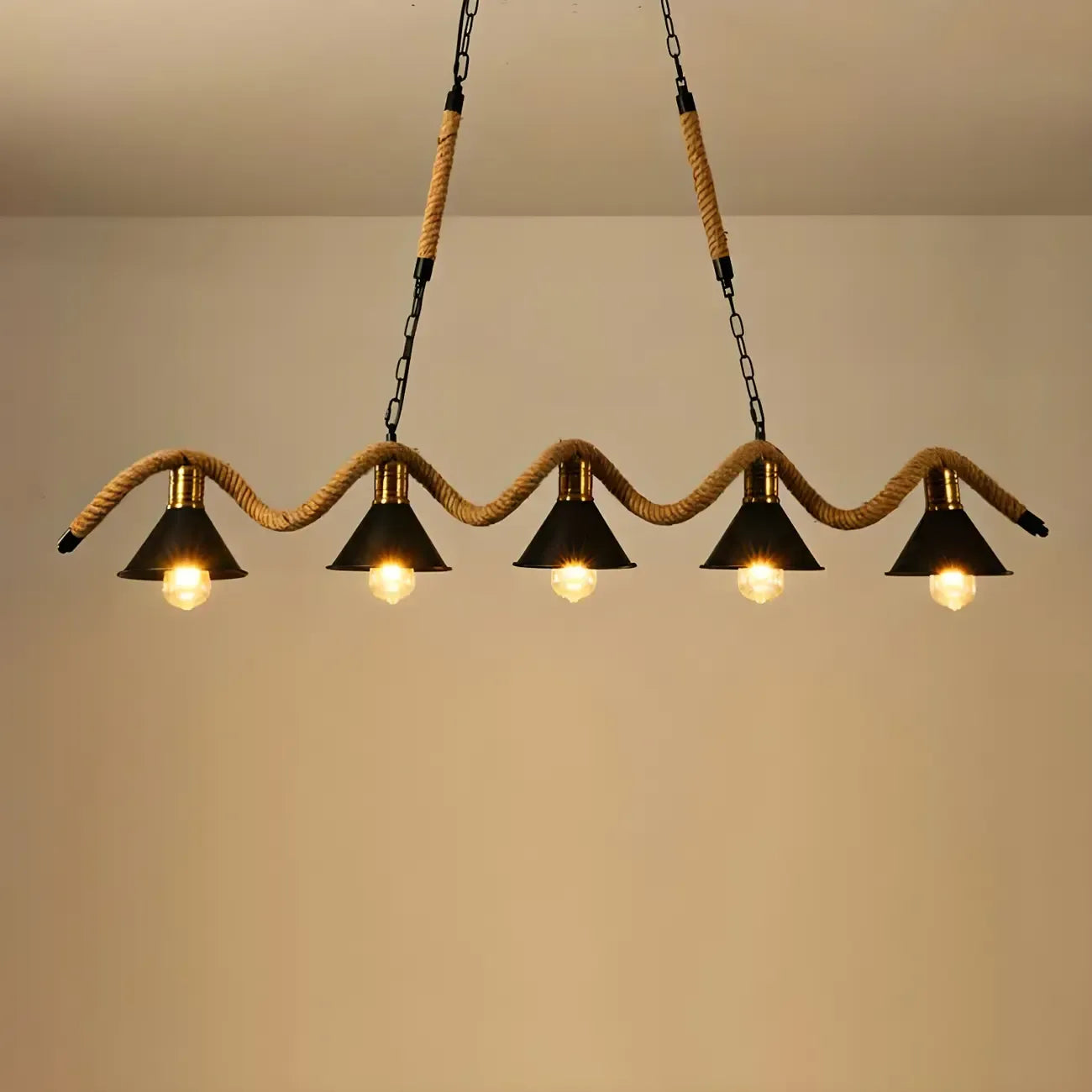 Suspension industrielle en métal et corde de chanvre