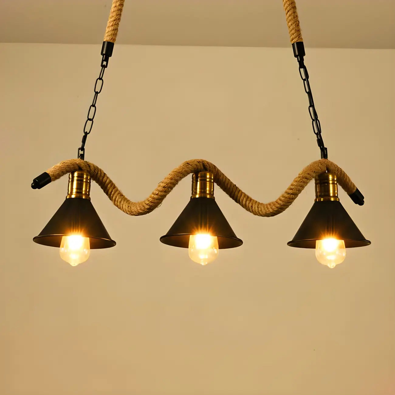 Suspension industrielle en métal et corde de chanvre