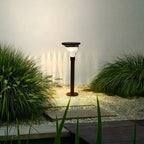 Lampe solaire à piquet gris foncé simple avec abat-jour en plastique.