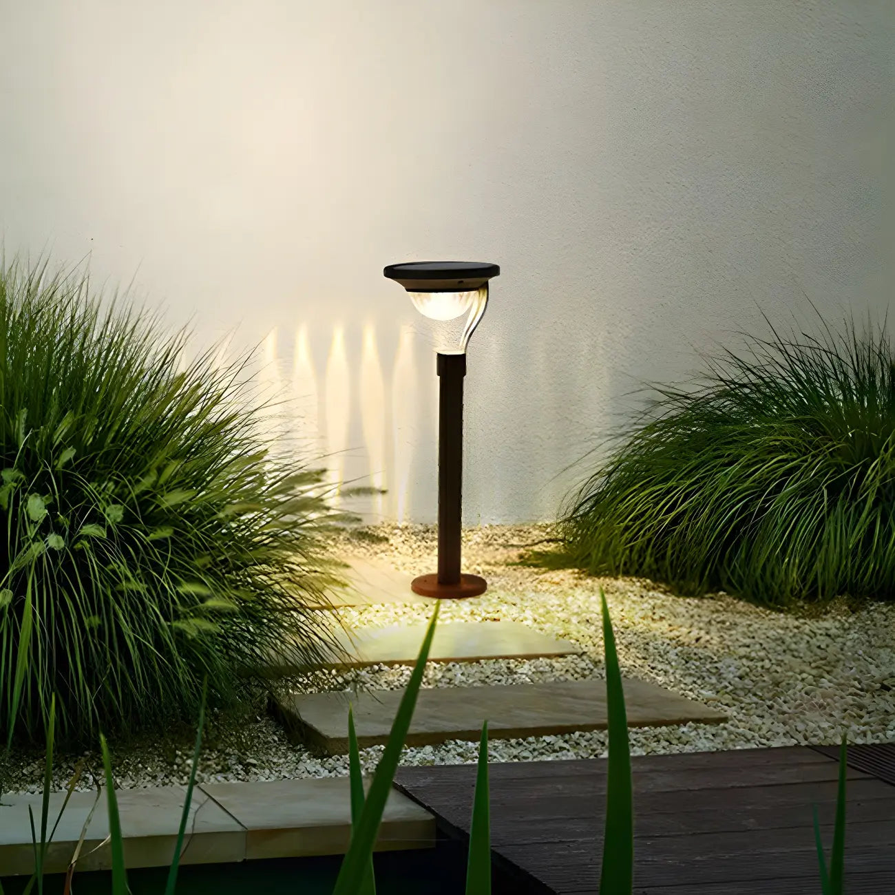 Lampe solaire à piquet gris foncé simple avec abat-jour en plastique.