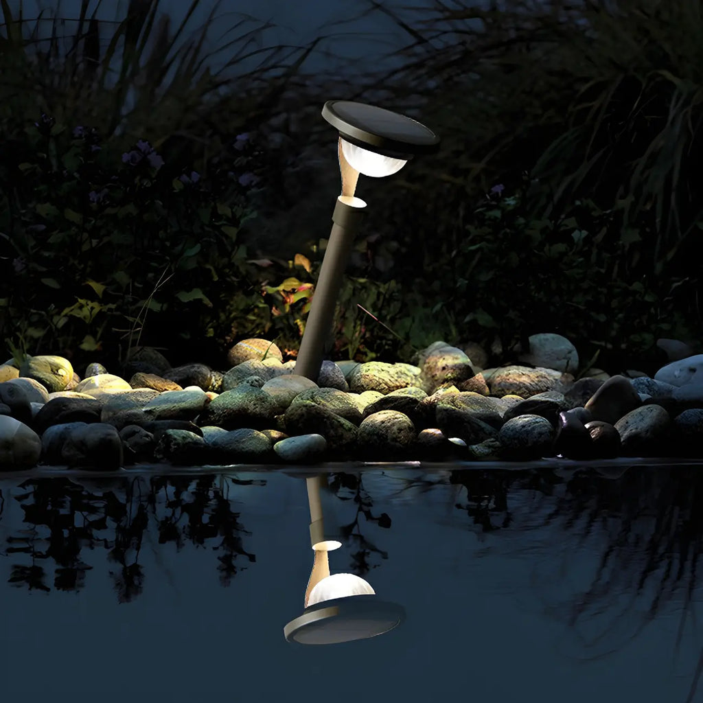 Lampe solaire à piquet gris foncé simple avec abat-jour en plastique.