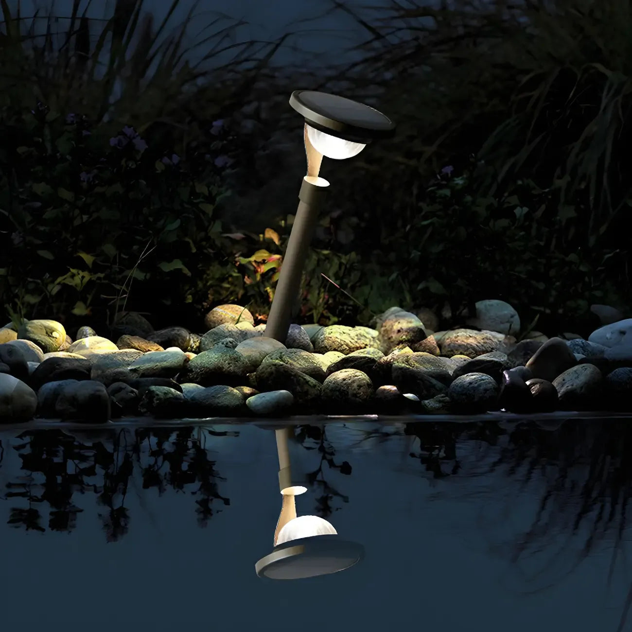 Lampe solaire à piquet gris foncé simple avec abat-jour en plastique.