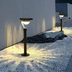 Lampe solaire à piquet gris foncé simple avec abat-jour en plastique.