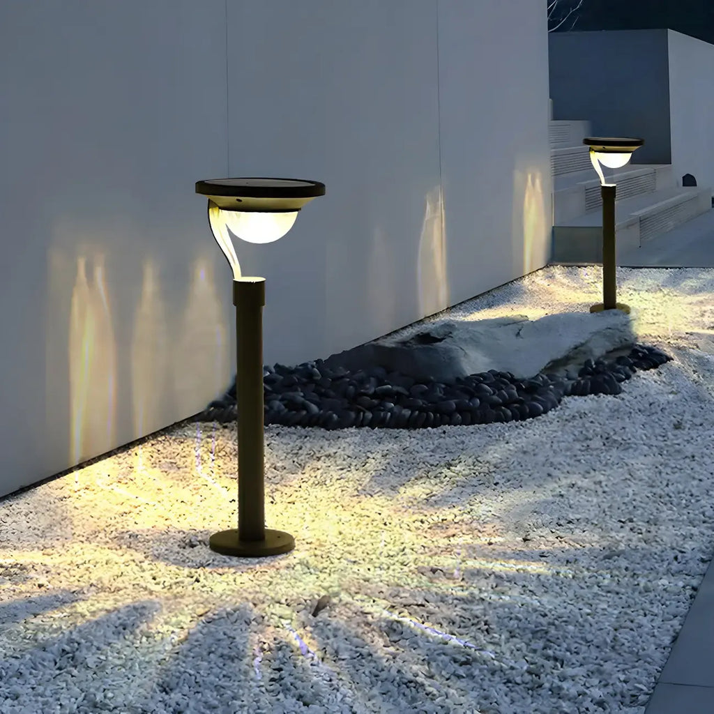 Lampe solaire à piquet gris foncé simple avec abat-jour en plastique.