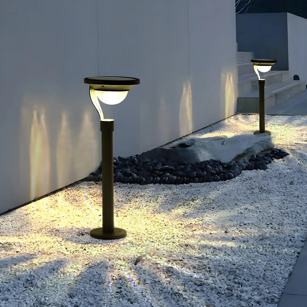 Lampe solaire à piquet gris foncé simple avec abat-jour en plastique.