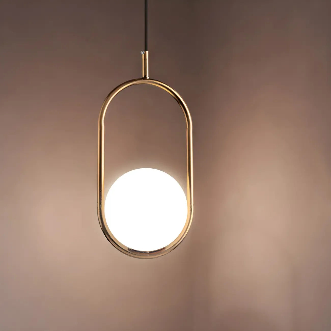 Suspension élégante Globe noire et dorée pour chambre à coucher