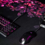 Scrivania Arozzi Special Edition da gioco e ufficio, curva e ultra-larga, tappetino per mouse lavabile e 3 fori su misura per il montaggio di monitor con gestione cavi a fiore