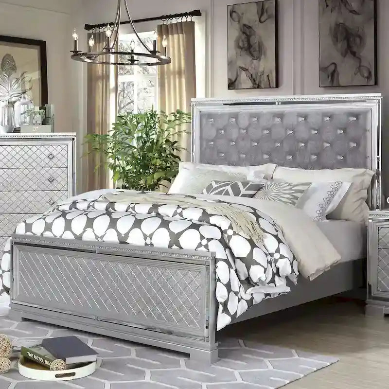 Ensemble de chambre à coucher Seleena Glam Silver Wood 5 pièces avec panneaux capitonnés et port USB par Furniture of America