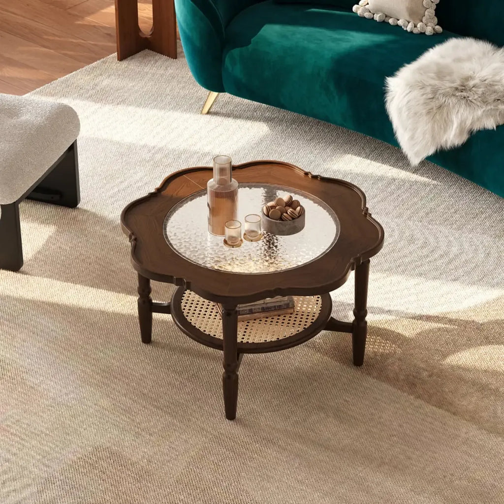Tavolino da caffè classico a 2 ripiani in legno con finitura noce e piano in vetro
